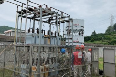 爬上開關柜頂部對設備進行檢修排查10kV母線缺陷