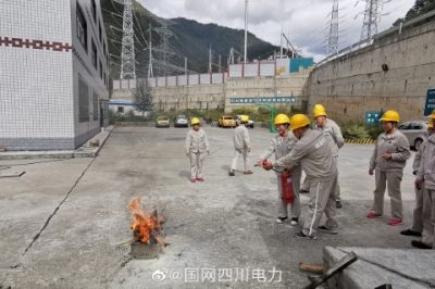 藏區(qū)黨員服務(wù)隊雅江運維班組織全體當(dāng)值人員進(jìn)行事故預(yù)想消防演練
