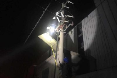 東?？h供電公司搶修受到影響的兩臺用戶變壓器