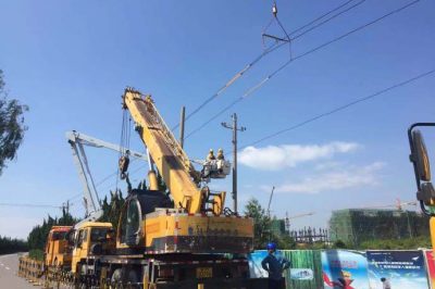 黃島區(qū)供電公司帶電作業(yè)撤除10千伏石鳴甲線021號桿并重新組立線桿