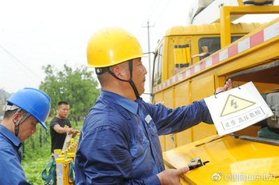 10千伏青川線12號桿帶電作業(yè)安裝分界開關