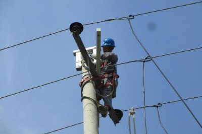 元氏縣供電公司對“煤改電”項(xiàng)目配套電力設(shè)施進(jìn)行改造