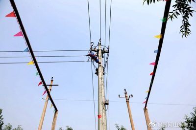 汶上縣供電公司在10千伏劉莊線22號(hào)桿加裝智能開(kāi)關(guān)