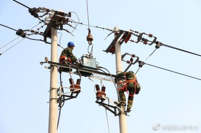慶云縣供電公司對(duì)開(kāi)發(fā)區(qū)線12號(hào)桿更換開(kāi)關(guān)