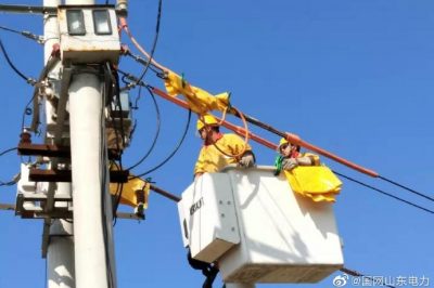 帶電作業(yè)班在10千伏十八戶甲線帶電更換高壓開(kāi)關(guān)