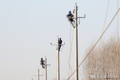 鄒平市供電公司對實戶農(nóng)支線開展改造工作