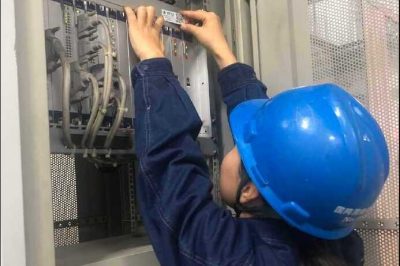 渭南供電公司對(duì)所屬通信設(shè)備進(jìn)行實(shí)物ID貼標(biāo)