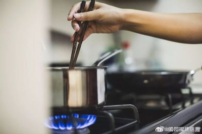 燃?xì)庠畎l(fā)生意外時(shí)，嚴(yán)禁打開(kāi)任何電器