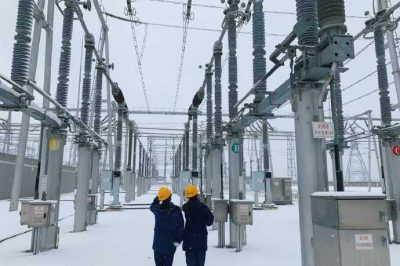 750千伏洛川變運(yùn)維人員冒雪開展雪天特巡