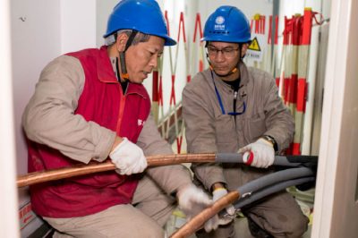 110千伏長(zhǎng)里變電站內(nèi)制作10千伏龍江線(xiàn)電纜頭
