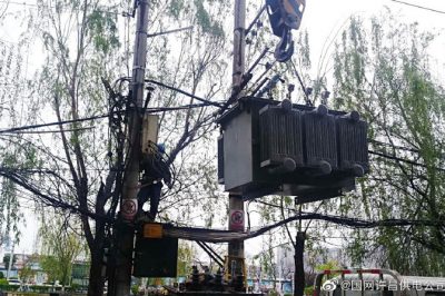 許昌供電公司冒雨對(duì)變壓器進(jìn)行緊急搶修