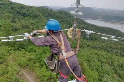 安裝防振錘，消除振動力