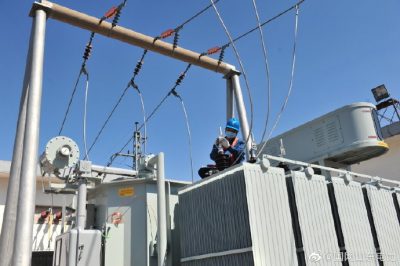 35千伏東高變電站進行設(shè)備增容作業(yè)