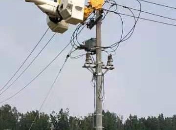 進行帶電拆除高壓線。