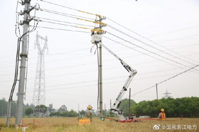 利用10千伏履帶式絕緣斗臂車(chē)帶電拆除電纜頭引線(xiàn)