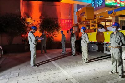 帶電作業(yè)小伙，在夜間濕透衣襟