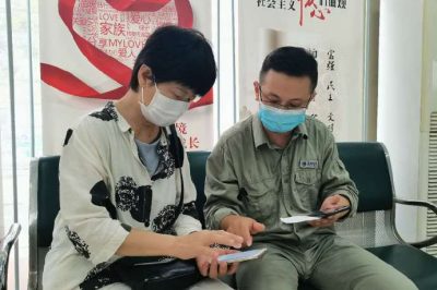 電力小哥也管“修手機”？分外事也是一片心