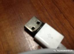 手機(jī)充電器必選“原配”，充電時候不離人