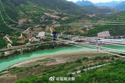 看呆了電力工人飛躍嘉陵江，高空走鋼絲