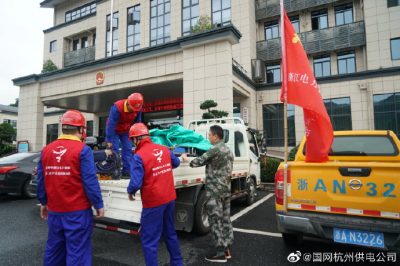 啟動(dòng)應(yīng)急發(fā)電車(chē)全力搶修供電不“?！? title=
