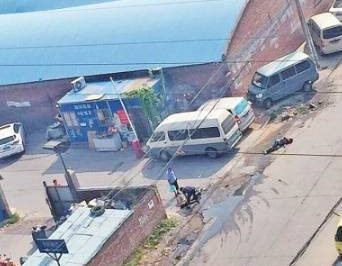有人高壓線下施工觸電，居民救援“往身上澆水”……這是幫倒忙！