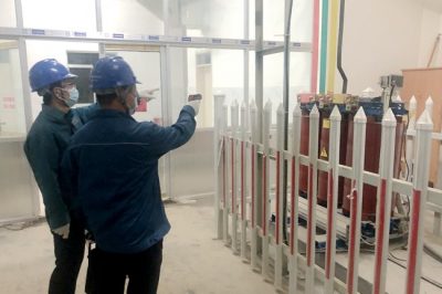 對(duì)校園內(nèi)的變壓器等設(shè)備進(jìn)行檢查測溫