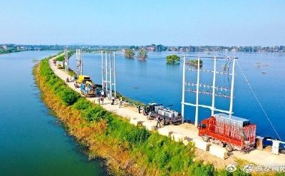 在廬江縣同大鎮(zhèn)白石天河古圩段圩堤上進(jìn)行立桿、架線、安裝配變?cè)O(shè)備