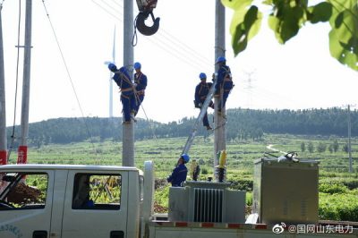 冒高溫安裝變壓器 服務新農(nóng)村建設