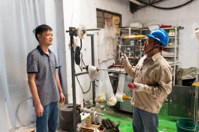 走進(jìn)轄區(qū)內(nèi)小作坊，檢查用電線路，試跳漏電保護(hù)器