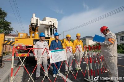 帶電作業(yè)人員在10kV橫東線(xiàn)#10桿上進(jìn)行帶電搭接柱上開(kāi)關(guān)三相引線(xiàn)工作