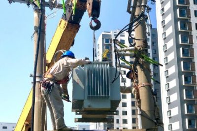 國網(wǎng)蘇州供電公司進行變壓器增容更換工作
