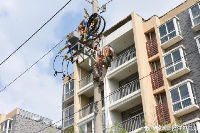配電運檢中心檢修人員為江蘇唐錦紡織安裝柱上開關