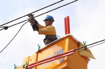 帶電作業(yè)班對安陸南城10千伏金溝線，城區(qū)碧霞一、二回線路開展帶電接火