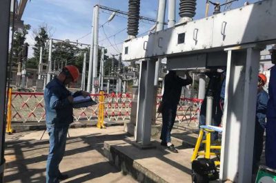 雍城變電運(yùn)維班對110千伏石頭坡變進(jìn)行石雍開關(guān)機(jī)構(gòu)更換