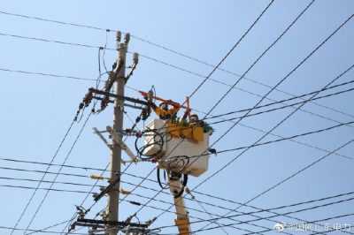 在10千伏洪街線虎山支線15號桿帶電T接快餐店配變