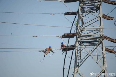 國網(wǎng)棲霞市供電公司輸電運(yùn)檢班員工對(duì)110千伏豐松Ⅱ線實(shí)施檢修消缺