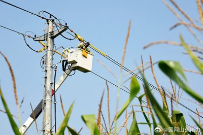 在10千伏化工線68號(hào)桿處開(kāi)展帶電接火作業(yè)