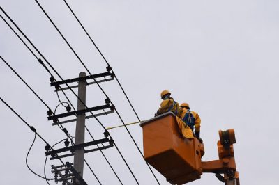 在10千伏泰薛線、造紙線雙回線路開展帶電作業(yè)