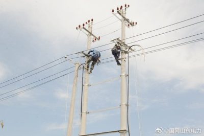 國網(wǎng)莒縣供電公司施工人員在洛河鎮(zhèn)安嶺村安裝該村2號臺區(qū)