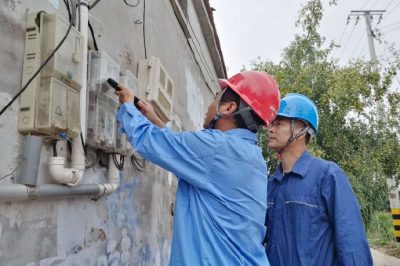 國網(wǎng)平鄉(xiāng)縣供電公司員工進(jìn)村入戶開展秋季安全用電檢查