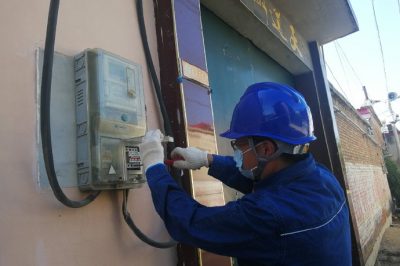 國(guó)網(wǎng)任丘市供電公司員工在出岸鎮(zhèn)對(duì)居民電表進(jìn)行巡視檢查