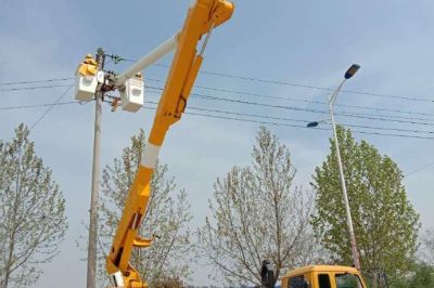 在10千伏五岔口支線2號(hào)桿，帶電更換設(shè)備線夾