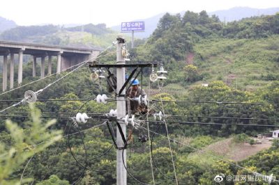 國網(wǎng)重慶綦南供電公司優(yōu)化配電網(wǎng)，助力小康路