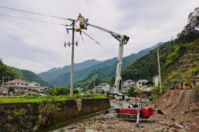 淳安首次使用履帶式絕緣斗臂車(chē)帶電作業(yè)