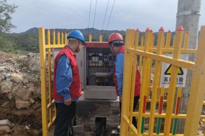 旅游景區(qū)竇王嶺對內(nèi)部設(shè)備、供電線路、配電室進行仔細(xì)檢查