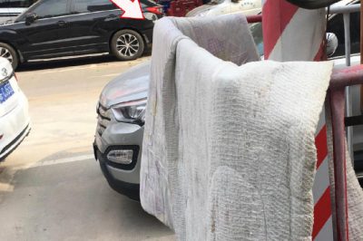 變壓器圍欄曬被？小心觸電！
