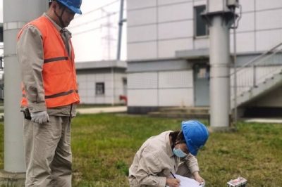 來到500千伏三汊灣變進(jìn)行全站避雷器帶電測試