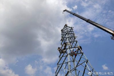 開展上林110千伏線路工程A2號、A6號、B7號鐵塔組立
