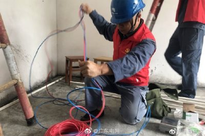 免費(fèi)為貧困戶裝電表、鋪設(shè)安全的室內(nèi)電線