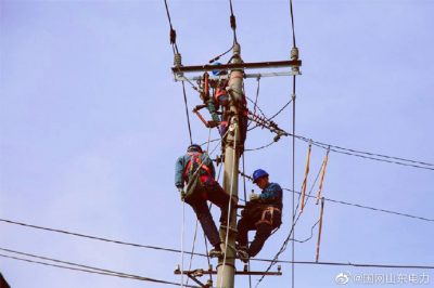 在10千伏酒廠線25號鐵塔實施打樁立塔作業(yè)